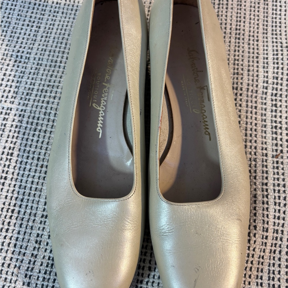 Salvatore Ferragamo Boutique Gold Leather Stacked Heel Loafers Italy Size 7B